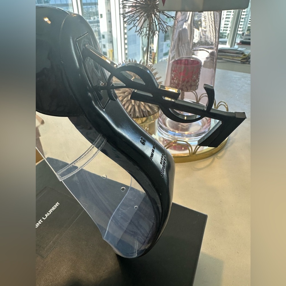 Elegant look and fit, these YSL shoes are a purchase you'll love flaunting. - Picture 4 of 5